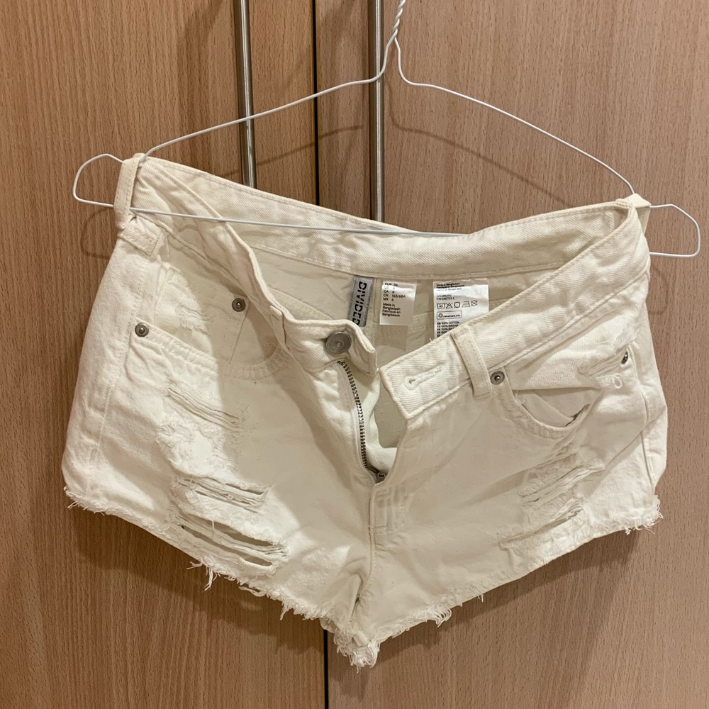 WHITE SHORTS
